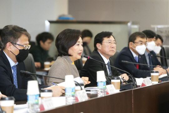 16일 여의도 중소기업중앙회에서 열린 '코로나19 중소기업 대책 간담회'에서 박영선 중소벤처기업부 장관이 인사말을 하고 있다. 중소기업중앙회 제공